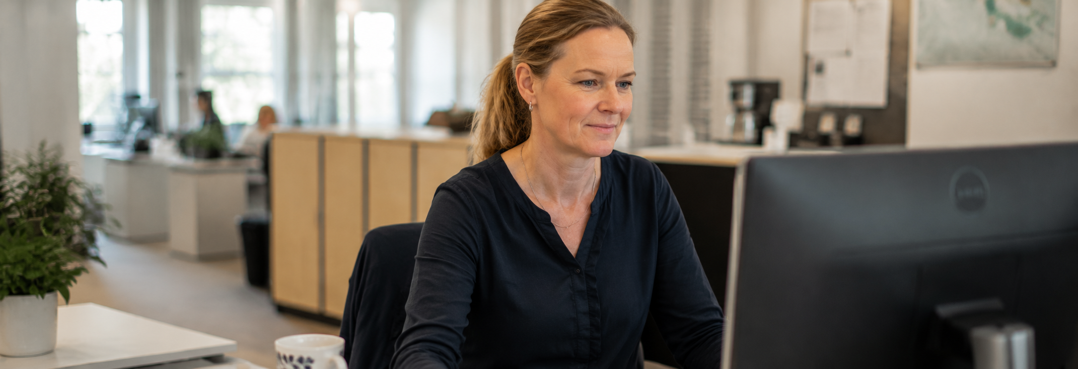 Kommunal medarbejder gennemgår borgerdata på skærm